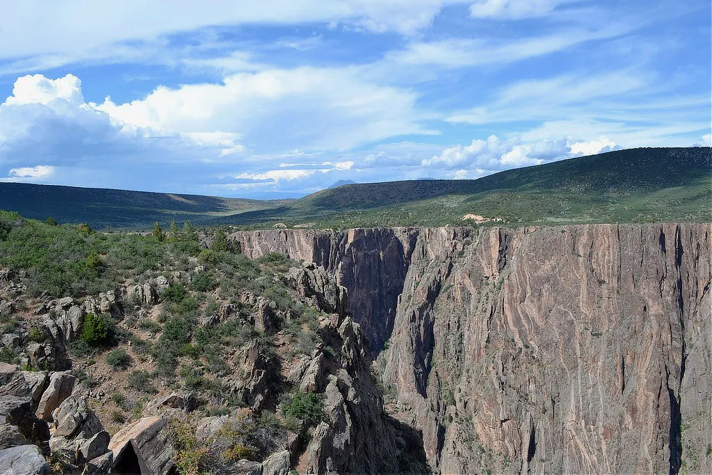 Black Canyon of the Gunnison rim trail and viewpoints during peak visiting hours