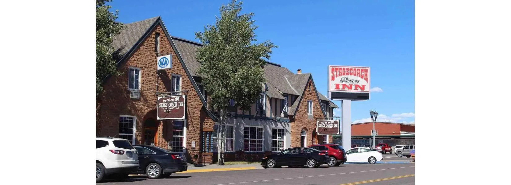 Affordable hotels near Yellowstone National Park with mountain backdrop